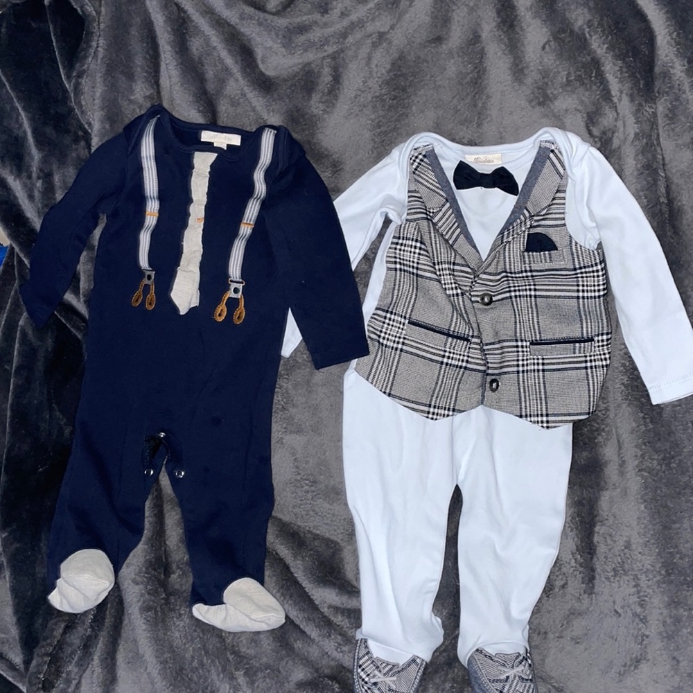 Two 9month one piece baby boy outfits for 10$